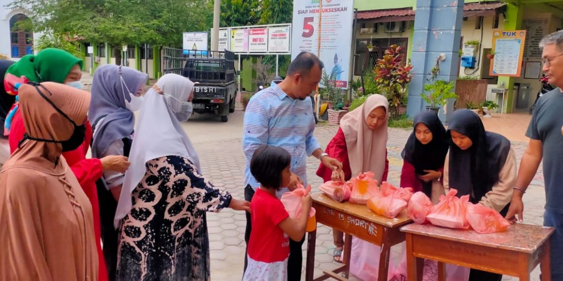 Alumni SMAN 1 Lhokseumawe Bagi Takjil untuk Masyarakat