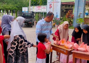 Alumni SMAN 1 Lhokseumawe Bagi Takjil untuk Masyarakat