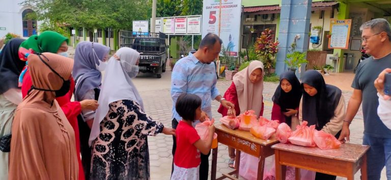 Alumni SMAN 1 Lhokseumawe Bagi Takjil untuk Masyarakat