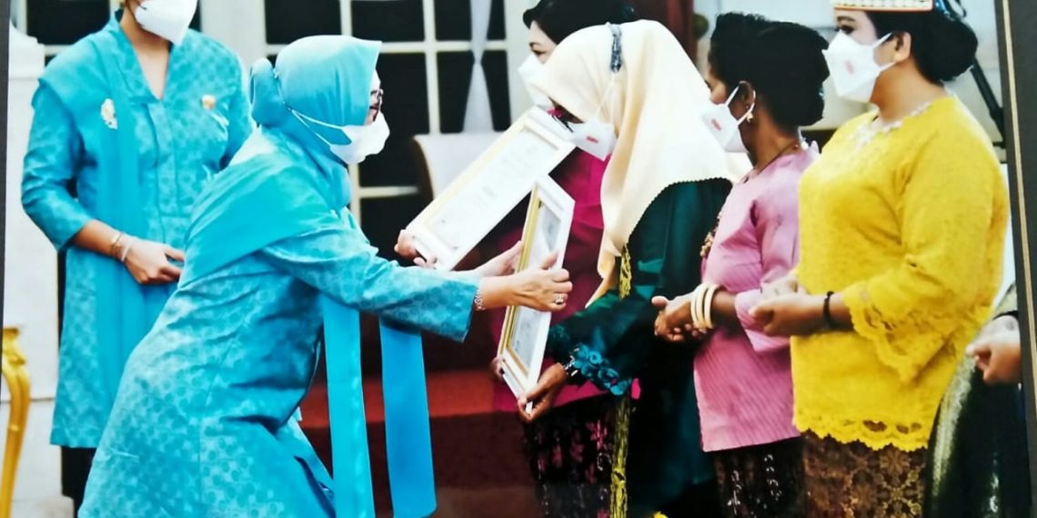 Disaksikan Presiden Jokowi, Zubaidah T Guru Honorer Terima Penghargaan Hari Kartini