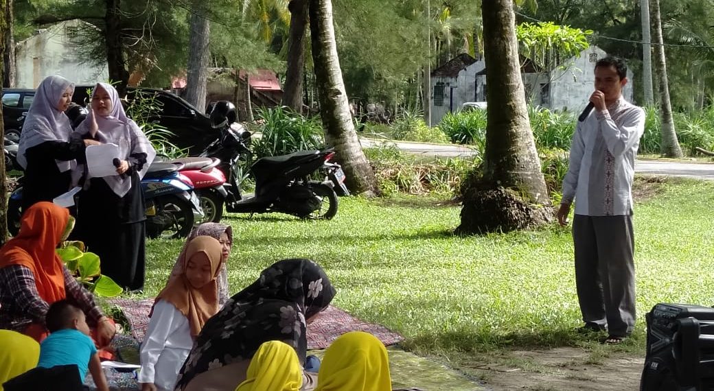 Pembagian Raport SDIT Muhammadiyah Manggeng di Alam Terbuka