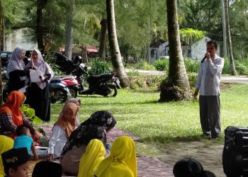 Pembagian Raport SDIT Muhammadiyah Manggeng di Alam Terbuka