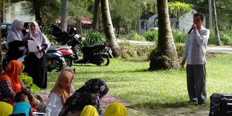 Pembagian Raport SDIT Muhammadiyah Manggeng di Alam Terbuka - 1134432A C054 4E88 B216 D7DDA67C166F | Abdya | Potret Online