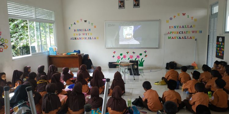GURU SEJUTA RASA - 8DC9A248 94D1 49CB 9FD2 328749E25275 scaled | Abdya | Potret Online