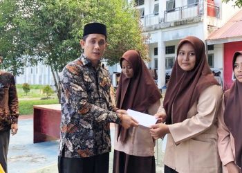 Pembagian Hadiah Kegiatan Ekstrakurikuler, OSN-K dan Pembagian Rapor di SMAN 1 Teunom Meriah