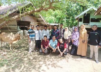 Siswa dan Guru MA Darul Ulum Serahkan Hewan Kurban Ke Desa Lamkunyet