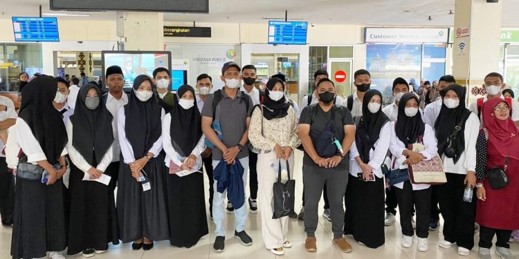 Siswa SMKN 1 Tapaktuan Lulus Beasiswa Aceh Carong ke Polman Bandung - C38959FB BB34 4772 9DB3 CB6F52712653 | Aceh | Potret Online