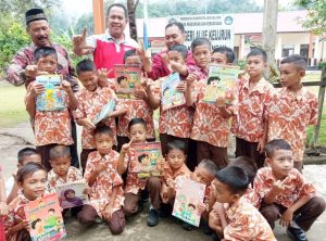 Bangun Literasi di Sekolah Terpencil, Kadisdikbud Aceh Selatan Bagikan Majalah Anak Cerdas - F1577660 90C7 45BE 9587 08476FC0A11C | Anak Cerdas | Potret Online