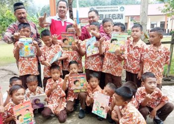Bangun Literasi di Sekolah Terpencil, Kadisdikbud Aceh Selatan Bagikan Majalah Anak Cerdas