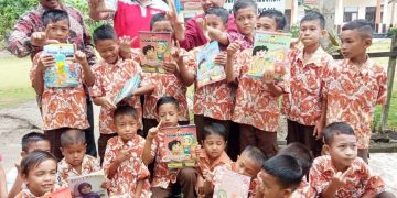 Bangun Literasi di Sekolah Terpencil, Kadisdikbud Aceh Selatan Bagikan Majalah Anak Cerdas