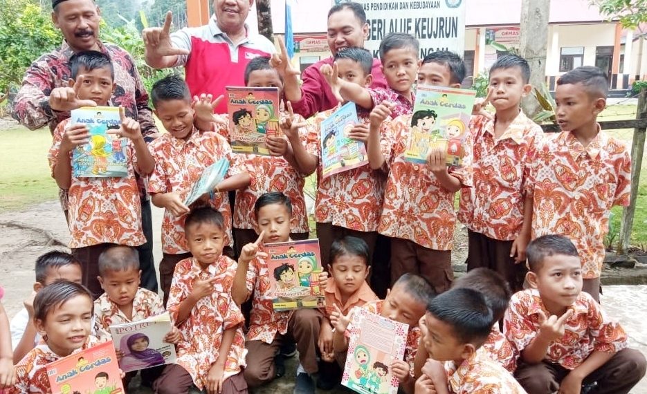 Bangun Literasi di Sekolah Terpencil, Kadisdikbud Aceh Selatan Bagikan Majalah Anak Cerdas