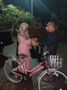 ​​​Roda Merah Jambu - 45141DC2 1A9C 4A45 8FE3 C140E255CDCA | bantuan sepeda | Potret Online