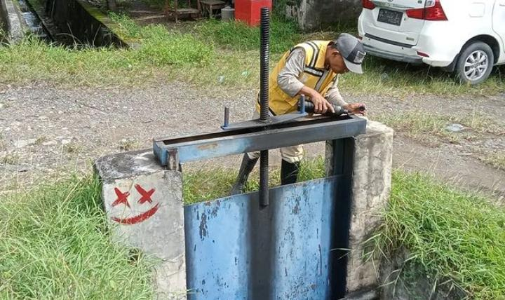 Dinas PUPR Banda Aceh Lakukan Pemeliharaan pada Pintu Air