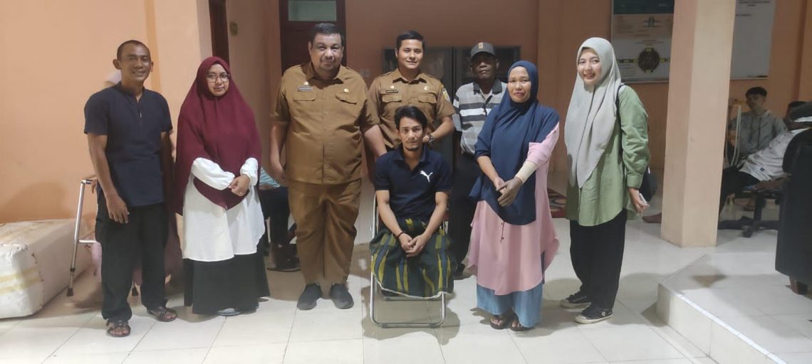 Penyandang Disabilitas di Banda Aceh Terima Alat Bantu Jalan