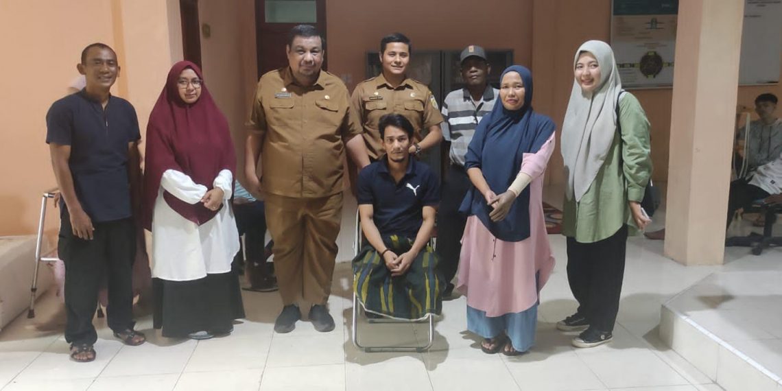 Penyandang Disabilitas di Banda Aceh Terima Alat Bantu Jalan