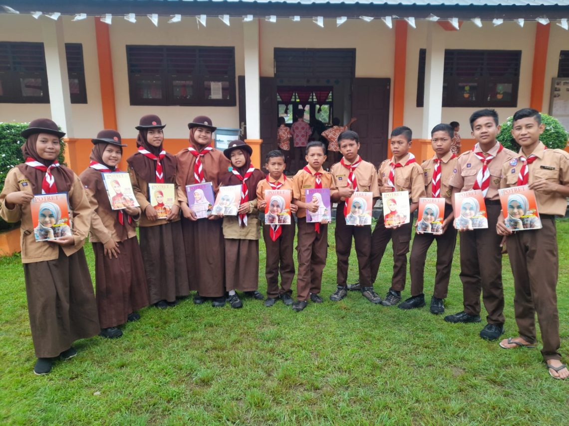Kembangkan GLS, Kadisdikbud Aceh Selatan Bagikan Majalah ke Siswa SMP Satu Atap Alur Keujrun