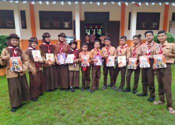 Kembangkan GLS, Kadisdikbud Aceh Selatan Bagikan Majalah ke Siswa SMP Satu Atap Alur Keujrun