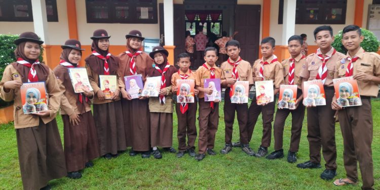 Kembangkan GLS, Kadisdikbud Aceh Selatan Bagikan Majalah ke Siswa SMP Satu Atap Alur Keujrun