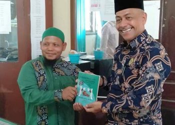 Guru MTsN 6 Aceh Utara Serahkan Buku Terbarunya Untuk Kemenag Aceh Utara