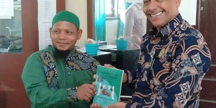 Guru MTsN 6 Aceh Utara Serahkan Buku Terbarunya Untuk Kemenag Aceh Utara - F7E33B2A C7A9 4077 A7EF 438838DA997B | Aceh Utara | Potret Online