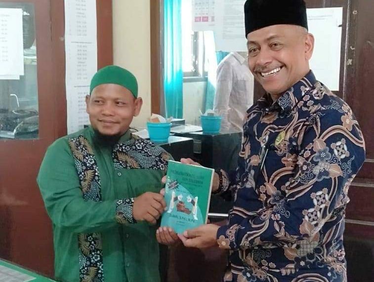 Guru MTsN 6 Aceh Utara Serahkan Buku Terbarunya Untuk Kemenag Aceh Utara