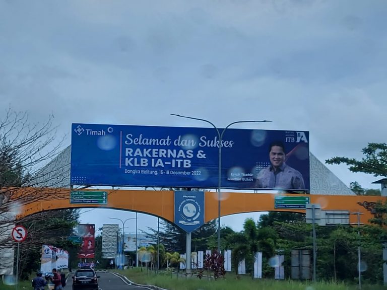 IA-ITB Terbelah Dua Kubu, Tiba-tiba Ada Baliho Erick Thohir