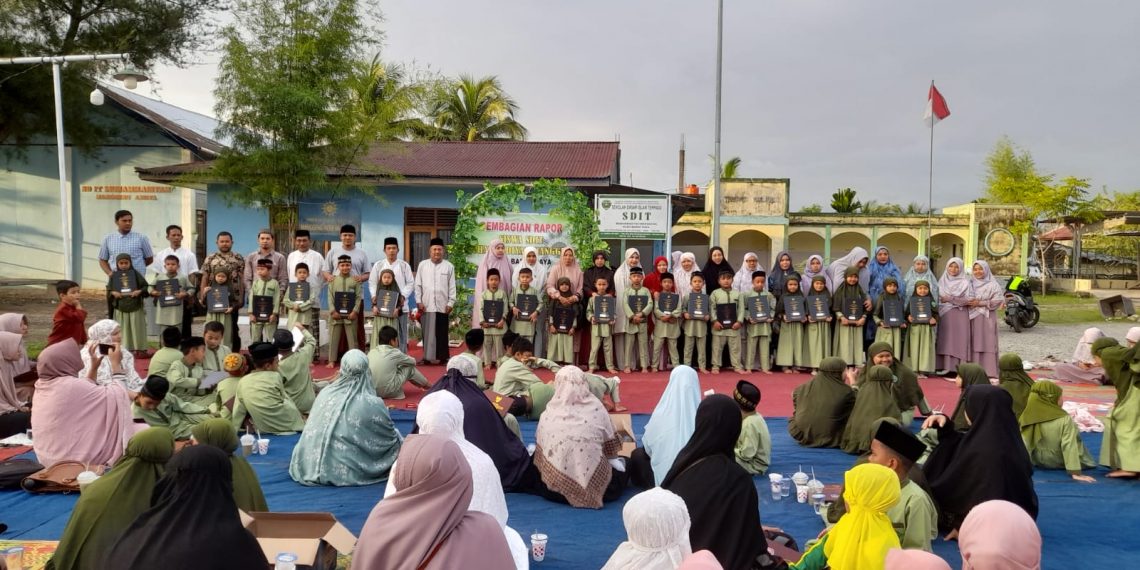 SDIT Muhammadiyah Manggeng Bagi Rapor di Kala Subuh
