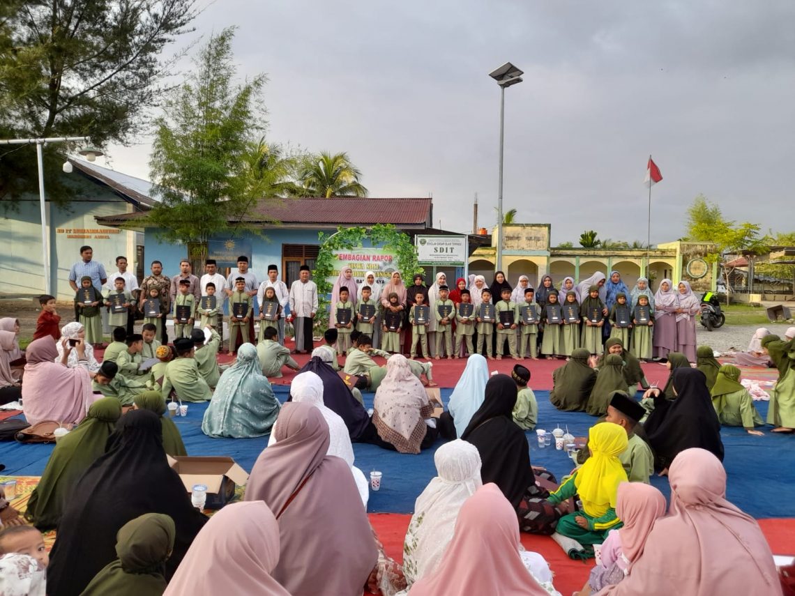 SDIT Muhammadiyah Manggeng Bagi Rapor di Kala Subuh