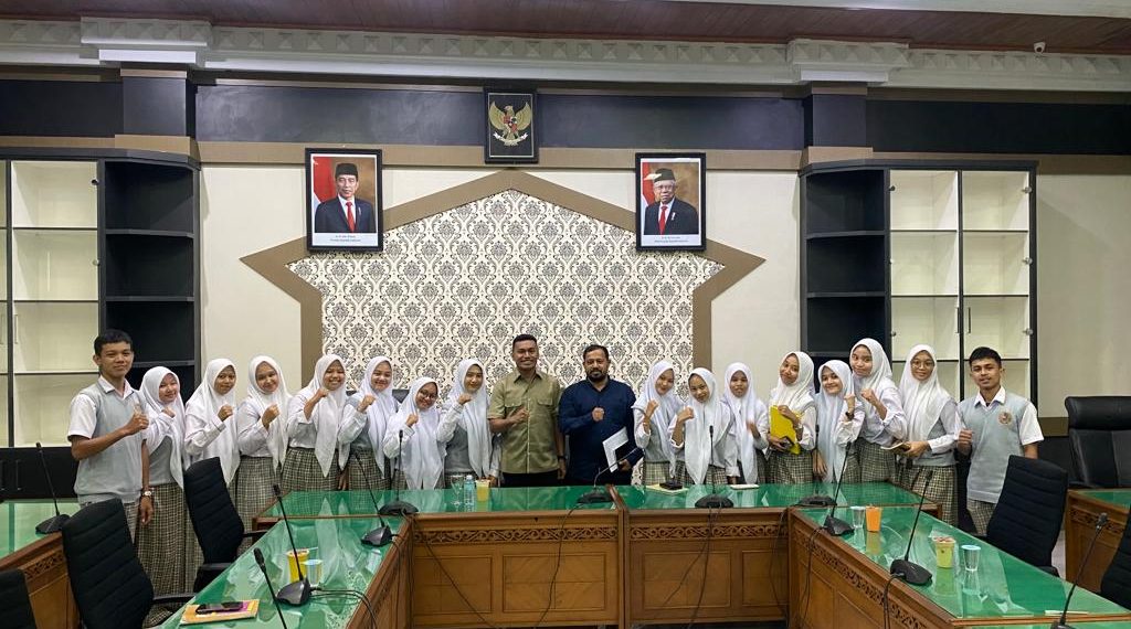 SMK Farmasi Cut Meutia Kunjungi DPRA