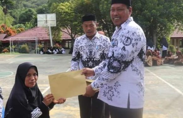 Guru SMKN 1 Tapaktuan Penyandang Difabel Kembali Tulis Buku, Asa Tak Bertepi - 3D9A0FF1 E264 4FBE AEBC 0078773FB392 | Aceh Selatan | Potret Online