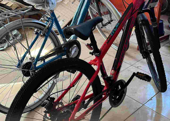 Jejak Sepeda Biru dan Mahasiswa Pejuang Sarjana di Kampus Biru