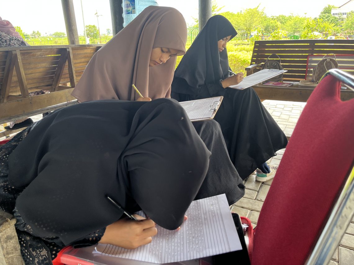 MELEWATI MINGGU KE TAMAN KOTA SAMBIL BELAJAR MENULIS