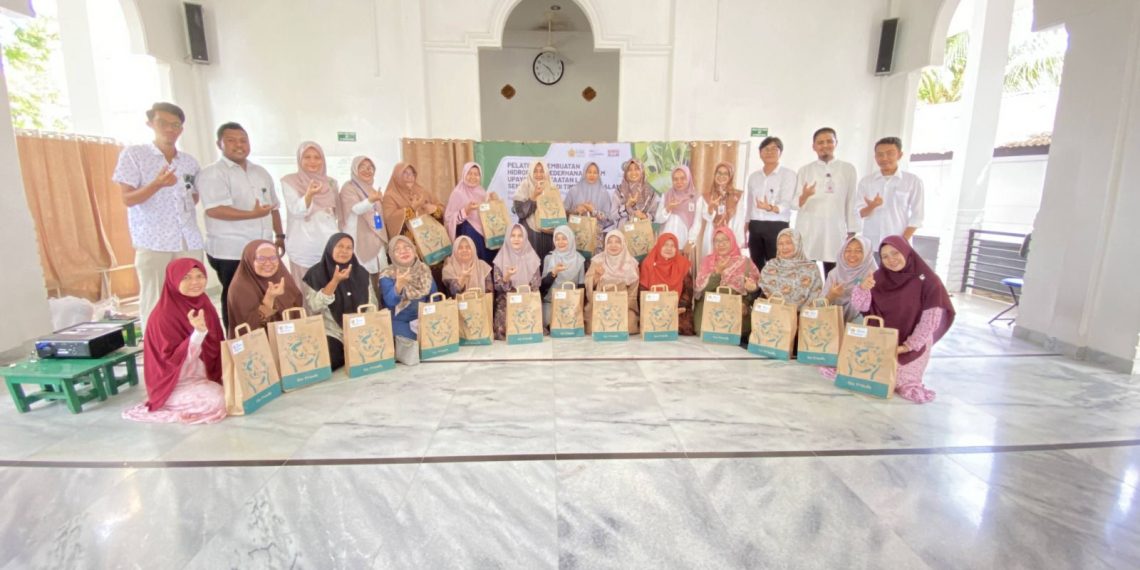 PELATIHAN HIDROPONIK SEDERHANA DALAM UPAYA PEMANFAATAN LAHAN SEMPIT DI DUSUN TIMUR GAMPONG KOPELMA DARUSSALAM OLEH MAHASISWA PPG USK