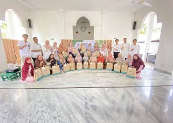 PELATIHAN HIDROPONIK SEDERHANA DALAM UPAYA PEMANFAATAN LAHAN SEMPIT DI DUSUN TIMUR GAMPONG KOPELMA DARUSSALAM OLEH MAHASISWA PPG USK