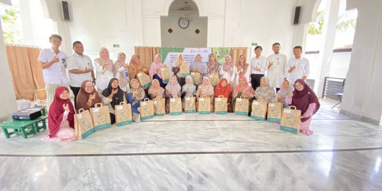 PELATIHAN HIDROPONIK SEDERHANA DALAM UPAYA PEMANFAATAN LAHAN SEMPIT DI DUSUN TIMUR GAMPONG KOPELMA DARUSSALAM OLEH MAHASISWA PPG USK - a3386133 dbd9 46a8 a1b0 dd1d7734bfbd | Aceh | Potret Online