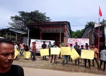 Masyarakat Manggamat Gelar Aksi Demo Tolak Tambang PT. BMU
