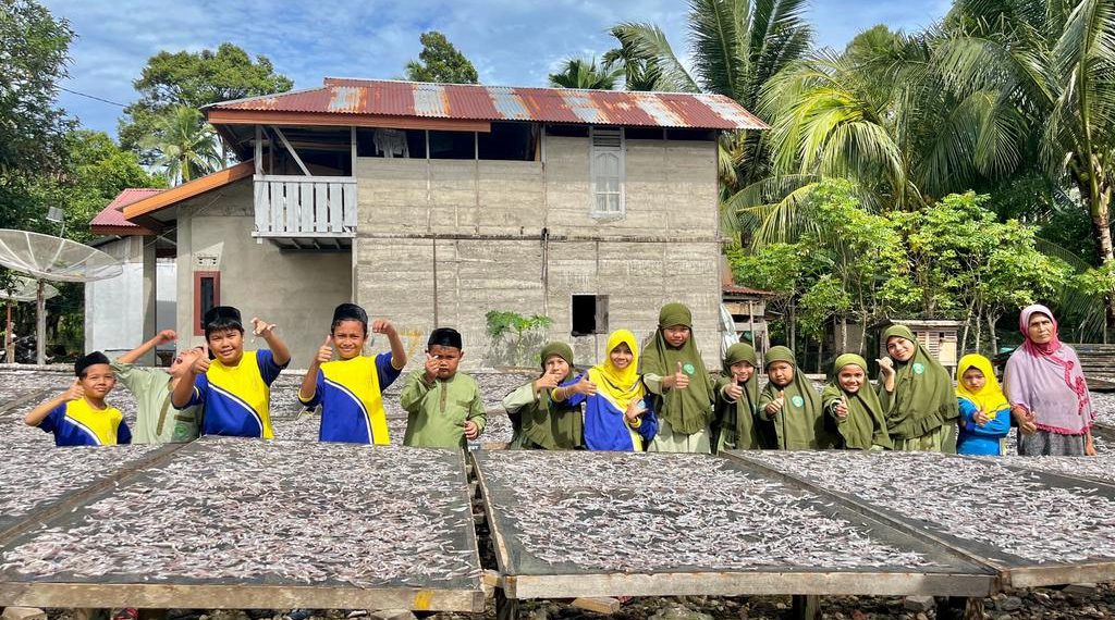 SDIT Muhammadiyah Manggeng Mempelajari Proses Pembuatan Ikan Asin