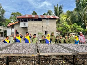 SDIT Muhammadiyah Manggeng Mempelajari Proses Pembuatan Ikan Asin - 09840927 c80b 4fff 9625 77acdcf4e057 | Aceh Barat Daya | Potret Online