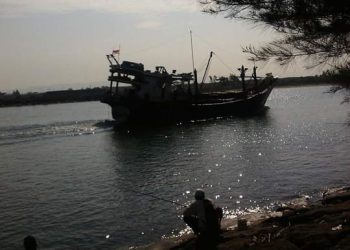 BAHTERA DI TENGAH BADAI