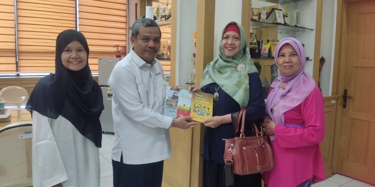 Kolabarasi Fakultas Bahasa dan Seni UNP Dengan IMLF Dalam Sebuah Panggung Pertunjukan - 08309ac6 d17d 4703 a4e1 f8bee2614600 | IMLF | Potret Online