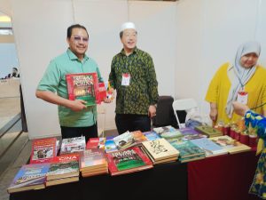 Prof Yusuf Liu Baojun bersama Denny JA, pada pameran buku karyanya di Jakarta