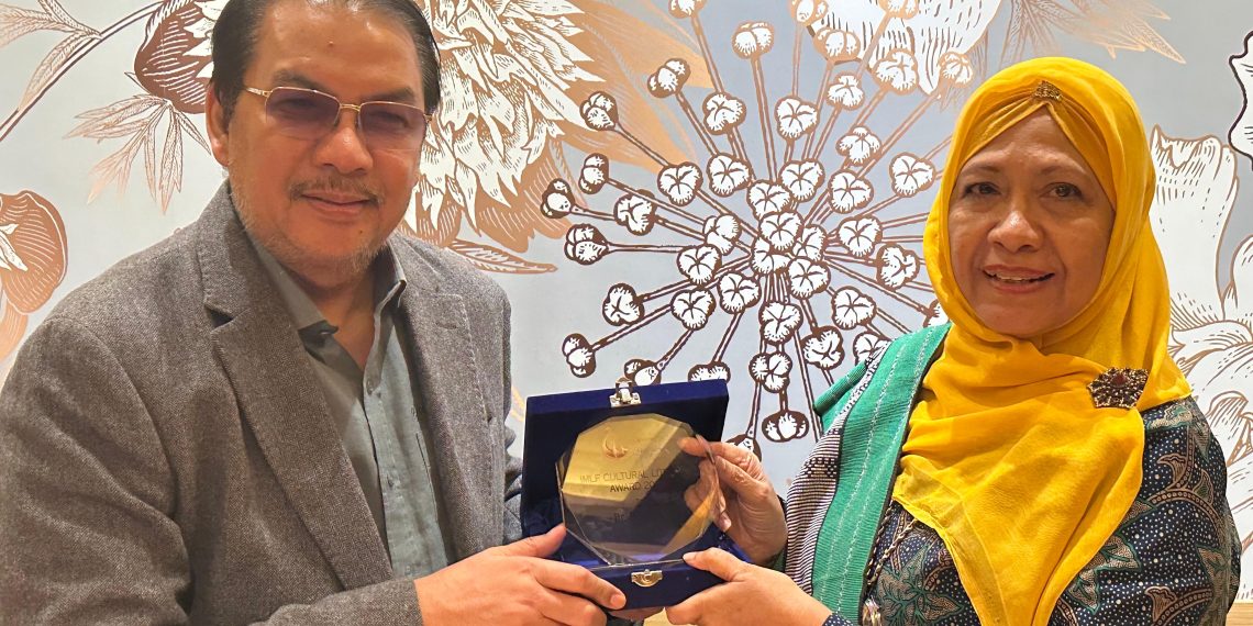 Denny JA Menerima Anugrah Literasi Budaya IMLF 2024 ( Cultural Literacy Award)
