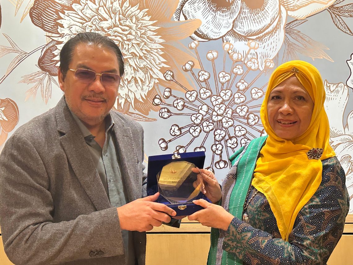 Denny JA Menerima Anugrah Literasi Budaya IMLF 2024 ( Cultural Literacy Award)