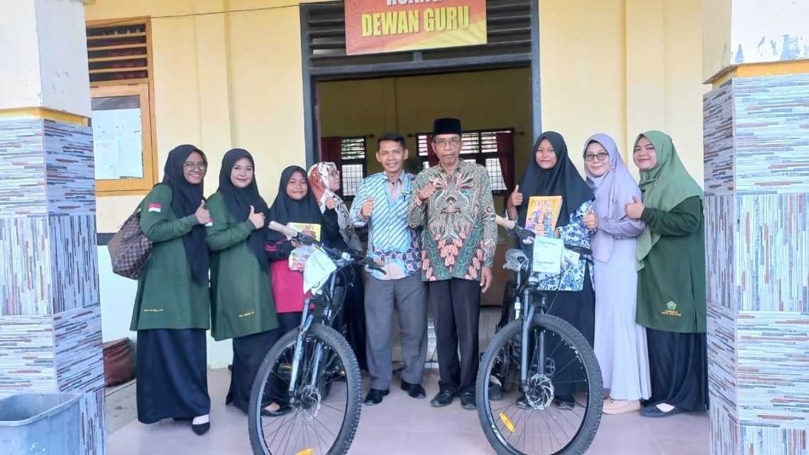Jalan Kaki Hingga 6 Km, Direktur CCDE Bantu Dua Sepeda untuk Dua Siswi MAN 4 Aceh Selatan