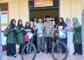 Jalan Kaki Hingga 6 Km, Direktur CCDE Bantu Dua Sepeda untuk Dua Siswi MAN 4 Aceh Selatan