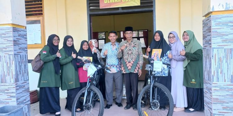 Jalan Kaki Hingga 6 Km, Direktur CCDE Bantu Dua Sepeda untuk Dua Siswi MAN 4 Aceh Selatan - 0d9cee08 7f81 4fa6 ab51 74d31d42b97a | Aceh Selatan | Potret Online