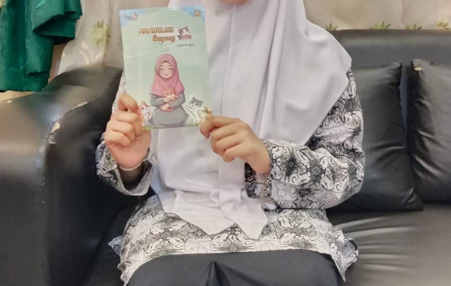 IZZAH SIREGAR SISWA SMAN 1 LHOKSEUMAWE LUNCURKAN BUKU CERITA ANAK