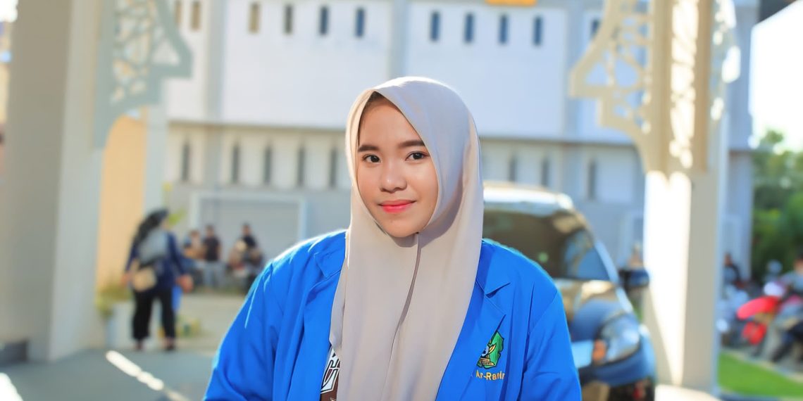 Nek Aminah Pengemis Renta di Emperan Supermarket