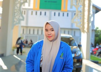 Nek Aminah Pengemis Renta di Emperan Supermarket