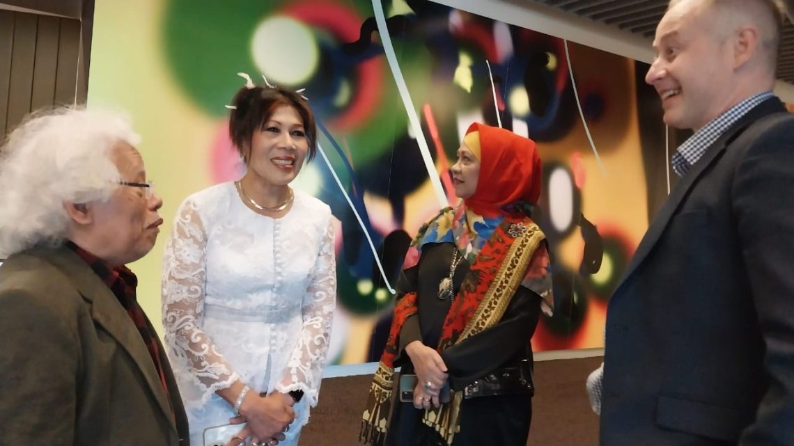 Konjen RI Melbourne, Kuncoro Waseso Baca  Puisi pada Peluncuran Buku Suara Kampus